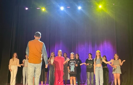 Młodzi artyści na castingu do musicalu